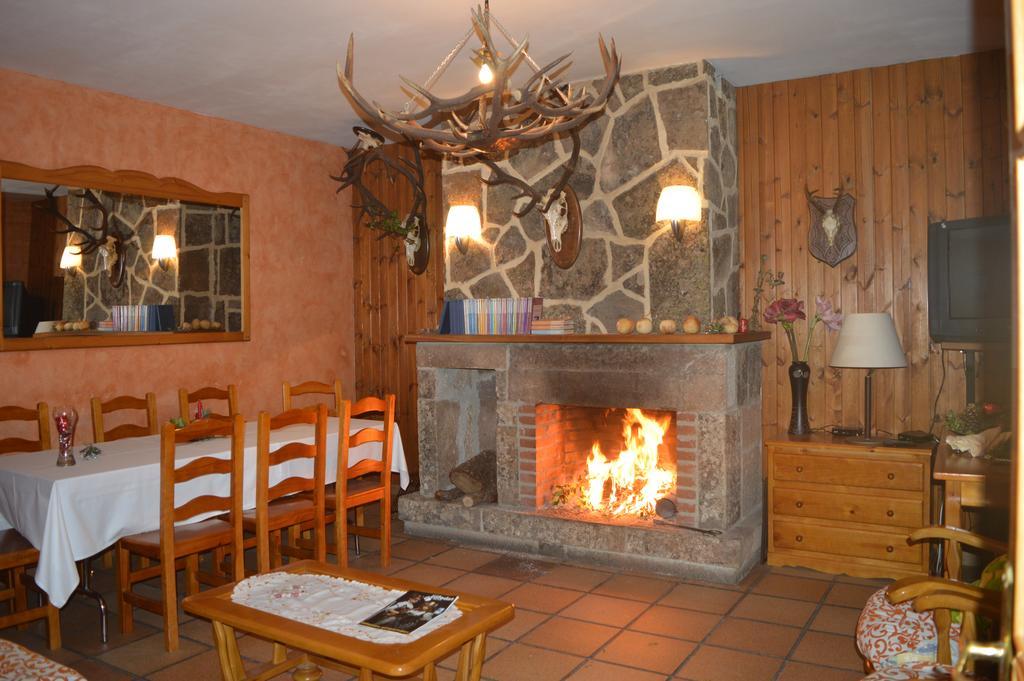 Hostal Revinuesa Exterior photo